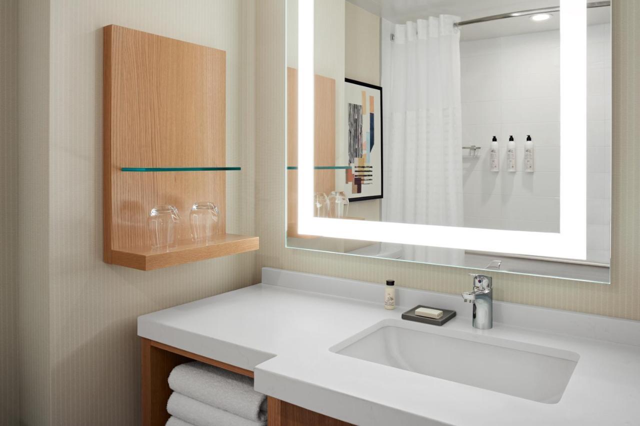 เดลต้า โฮเต็ล บาย แมริออท แคลกรีแอร์พอร์ต อิน-เทอร์มินัล Hotel คาลการี ภายนอก รูปภาพ