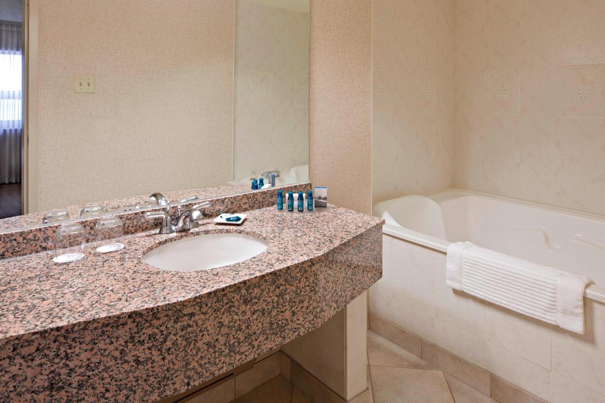 เดลต้า โฮเต็ล บาย แมริออท แคลกรีแอร์พอร์ต อิน-เทอร์มินัล Hotel คาลการี ภายนอก รูปภาพ